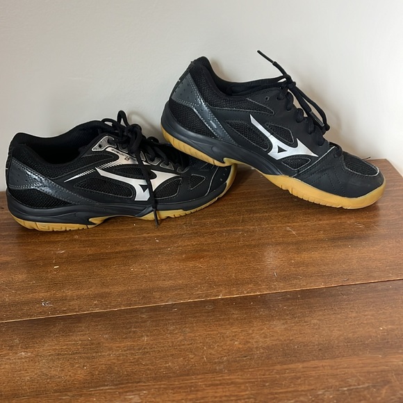 Womens’ Volleyball Shoes 7.5 - Picture 4 of 8